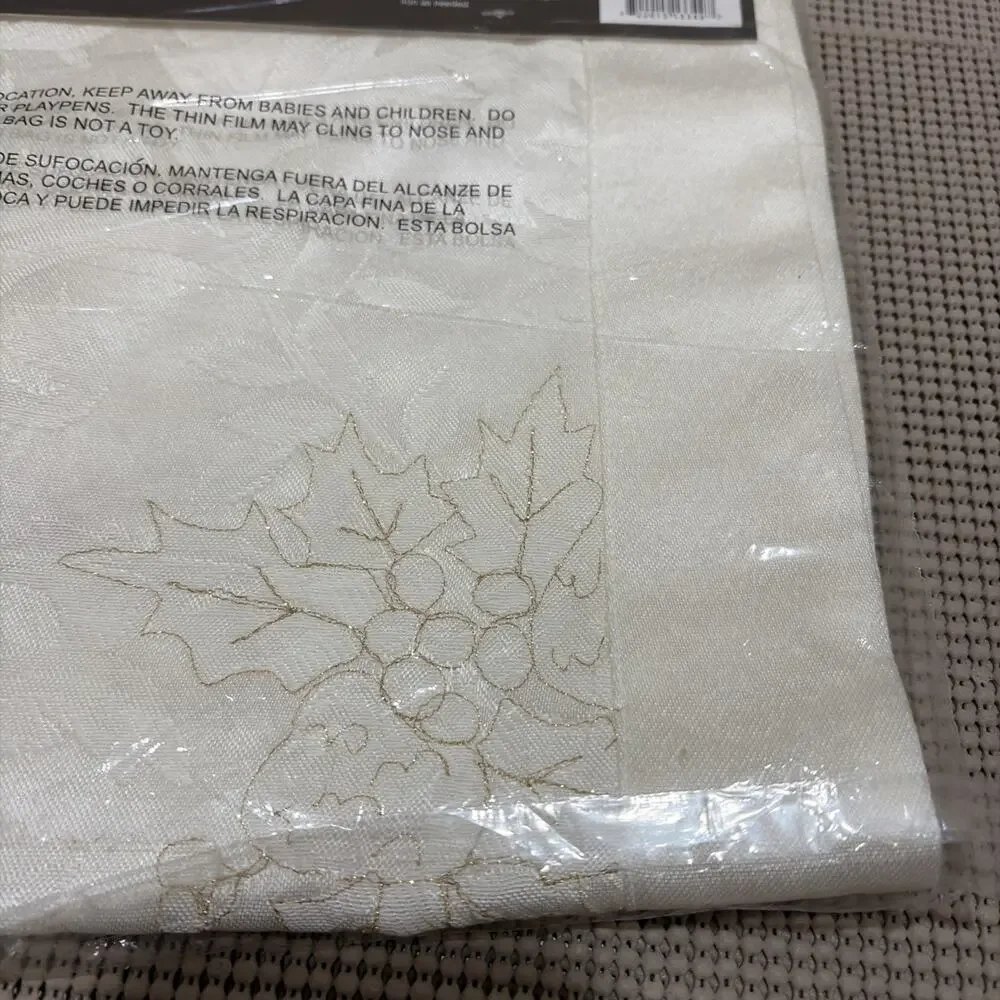 Table Runner Off-White Baroque Poinsettia Christmas Bed Bath Beyond 72x13 NEW